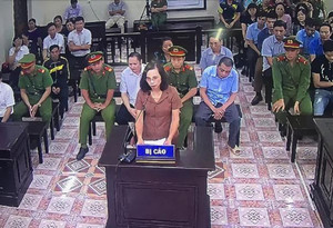 Xét xử vụ gian lận thi cử Hà Giang: Công bố loạt tin nhắn vợ chủ tịch tỉnh 3 lần nhờ