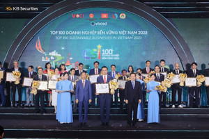 CÚ ĐÚP GIẢI THƯỞNG CHO MỘT NĂM 2023 ĐẦY NỖ LỰC CỦA CHỨNG KHOÁN KB VIỆT NAM